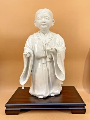 Okimono japonês de porcelana do século XIX de um estudioso assinado Toroku Hitori - Imagem 1 de 4