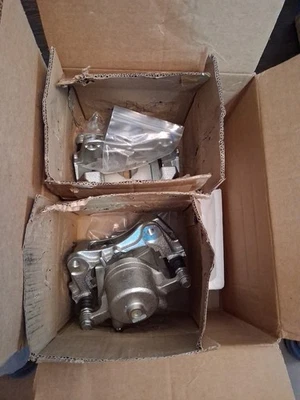 NUEVO 2x Soporte de pinza de freno de disco delantero para Chevy Malibu Pontiac G6 Saturn Sky Foto 1 de 2