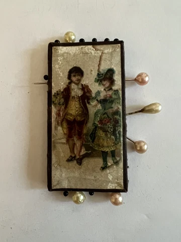 ANTIQUE BEAUTIFUL SEWING PIN HOLDER,HOLLOW CARD WITH VICTORIAN COUPLE AND PINS Cover