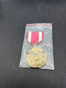 VIETNAM WAR U.S. ARMED FORCES MERITORIOUS SERVICE MEDAL LI-GI CRIMP BROOCH #5 - Picture 1 of 3