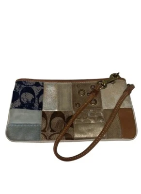 Muñequera pequeña Coach Signature con retazos de cuero marrón oscuro multicolor Foto 1 de 4