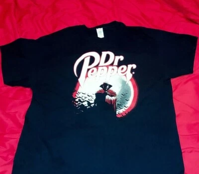 Camisa Dr. Pepper 2017 Vampiro Drácula Regalo Correo Talla Verdadera XL EE. UU.  Foto 1 de 3