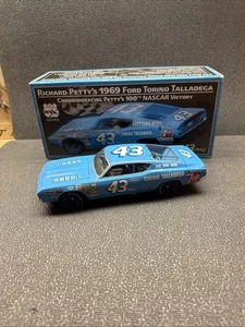 Wix Richard Petty 100th Win Edition Ford Torino Talladega 1/24 Diecast 43 Auto - Bild 1 von 6