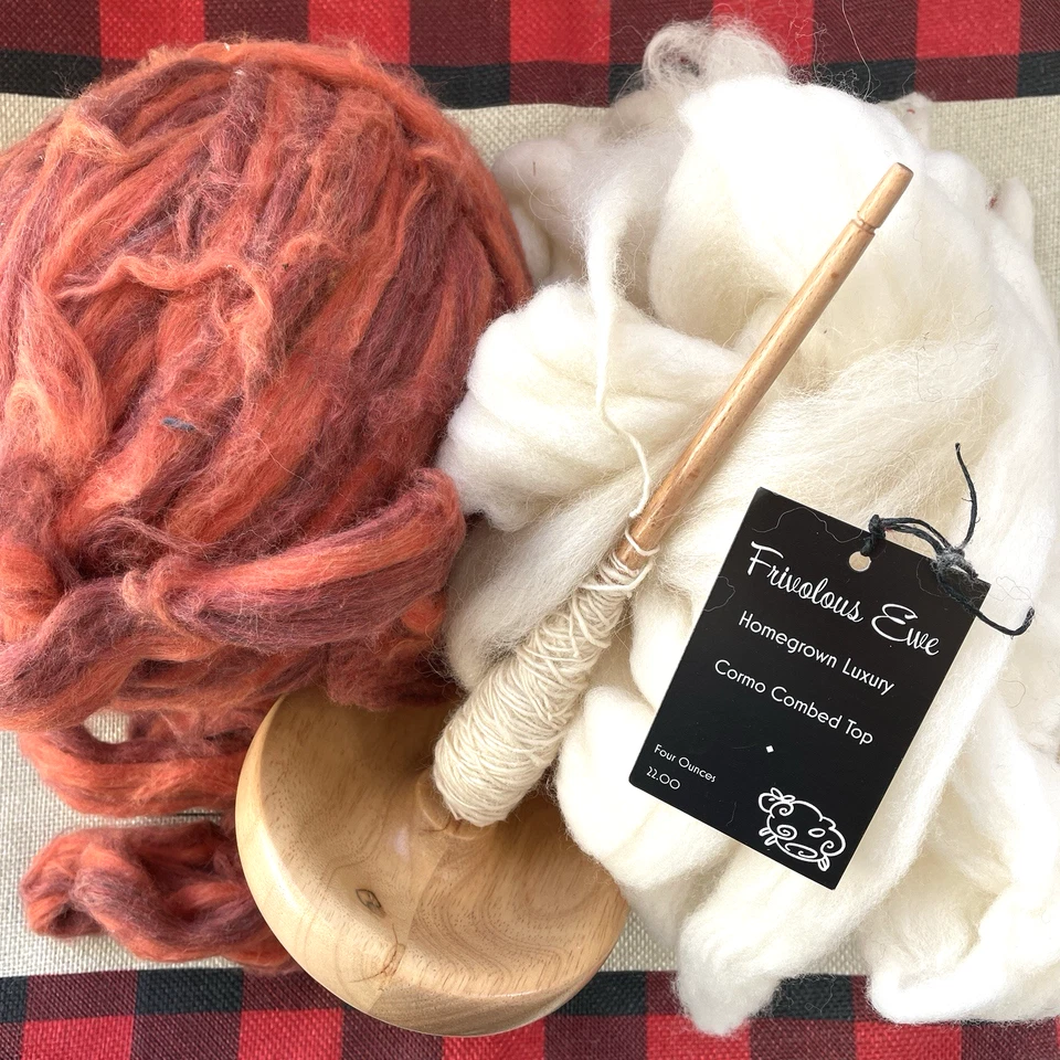 Fuso de gota, fibras brancas de ovelha, laranja avermelhado, fio de lã branca: total 7-8 oz - Imagem 1 de 4