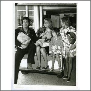 Paul And Linda McCartney Heathrow Airport 1974 Press Photograph (UK) - Picture 1 of 2