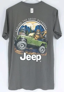 Sasquatch in a Jeep The Great Outdoors T-Shirt vorne Logo und hinten Print grau - Bild 1 von 6