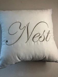 Dekoratives lustiges besticktes "Nest" Dekokissen weiß mit goldenem Schriftzug 15"x15" - Bild 1 von 5