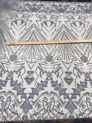 DISEÑOS GEOMÉTRICOS MULTICOLOR AZUL ACERO CON ENCAJE DE CUENTAS PESADAS-PROM-POR PATIO. Foto 1 de 2