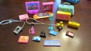 ACCESORIOS BARBIE ~LOTE DE 18 ARTÍCULOS ELECTRÓNICOS ~ TELEVISORES, MICRÓFONOS, ESTÉREO ~LOTE 1 - Imagen 1 de 8