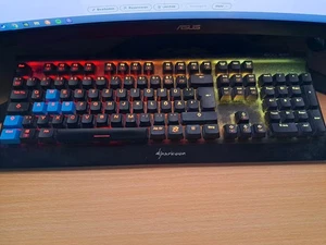 Mechanische Tastatur/Gamingtastatur (Sharkoon RGB) - Bild 1 von 1