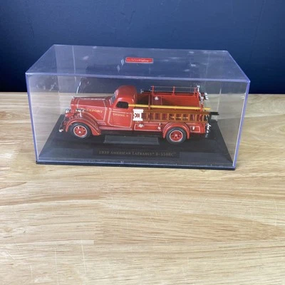 Радиоуправляемая пожарная машина Signature серия Engine 3 Freeport 1939 American LaFrance B-550RC 143 - Изображение 1 из 4