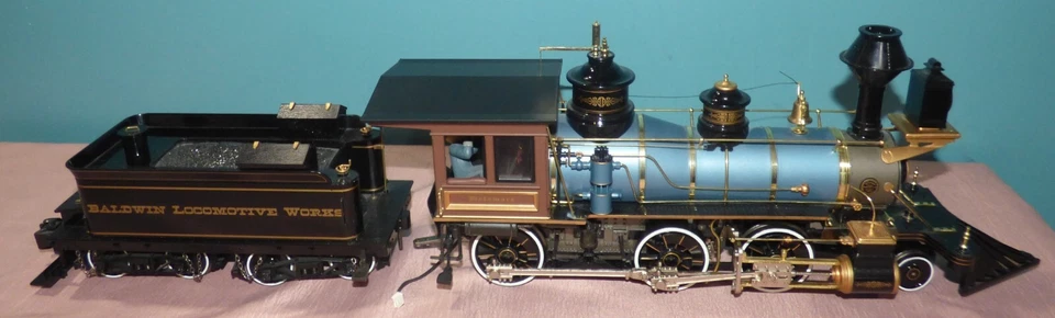 Bachmann 81495 1:20.3 Narrow Gauge Baldwin 2-6-0 Mogul Steam Locomotive & Tender - Image 1 of 4