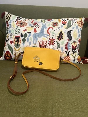 Bandolera COACH DISNEY Mickey Mouse Cuero Penny, Amarilla, Foto 1 de 4