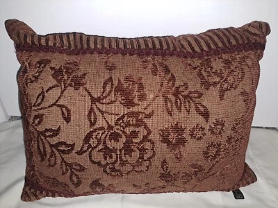 Almohada de chenilla floral Borgata 18" x 12" Foto 1 de 4