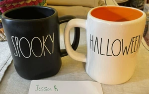 RAE DUNN Halloween SPOOKY" schwarze Tasse und "Halloween" weiße Tasse" - Bild 1 von 1