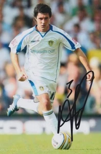Autografo football firmato a mano Leeds United 6x4 firmato a mano 1 - Foto 1 di 1