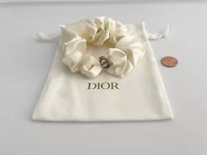 DIOR Beauty Sedoso Scrunchie Cabello Elástico Accesorios Beige Dior Bolsa con Cordón - Imagen 1 de 3