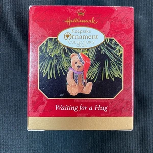 Mini adorno de recuerdo sello de peluche "Waiting for a Hug" Club de coleccionistas 1999 - Imagen 1 de 6