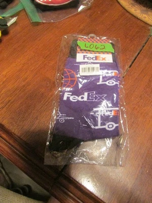 Calcetines hasta la rodilla FedEx nuevos en paquete talla única NOVEDAD divertidos púrpura naranja blanco  Foto 1 de 3