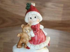 niña en rojo vestido de navidad y sombrero de pie junto al oso figura Homco años 80 - Imagen 1 de 11