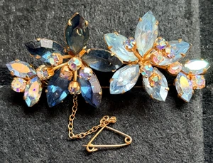 VINTAGE FLOWER SPRAY AURORA & BLUE GLASS SET IN GOLD TONE SAFETY CHAIN UNBRANDED - Picture 1 of 4