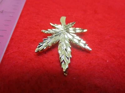 COLGANTE CON DIJE DE CÁÑAMO HOJA OLLA MARIHUANA CORTE DIAMANTE CHAPADO EN ORO 14 KT-116 Foto 1 de 2