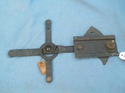 Dodge Desoto Chrysler 1941 1942 sedán de 2 puertas Nors cuarto izquierdo regulador de ventana Foto 1 de 2