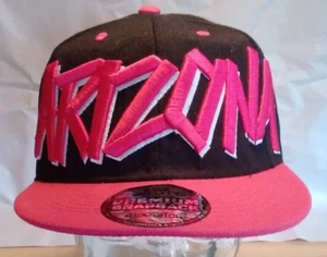 Cappellino/Cappello Premium Snapback Classics ARIZONA, Max HeadGear Large Spellout rialzato - Foto 1 di 3