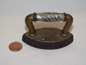 Vintage Miniature Cast Iron Sad Iron Salesman Sample Mini Swirl Handle 3 in. - Picture 1 of 8