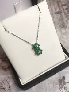 Colgante de doble flor esmeralda y diamante de oro blanco de 18 quilates con cadena de 16 - Imagen 1 de 12