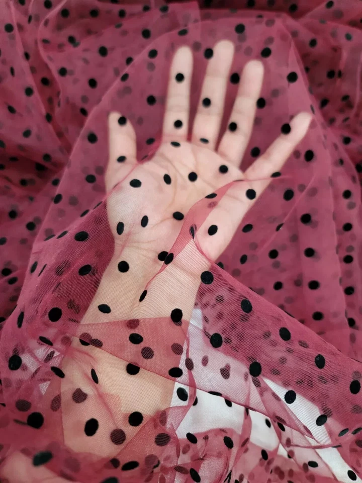 Lunares TUL, Tela por Yarda Borgoña Tul Terciopelo Negro Lunares Foto 1 de 4