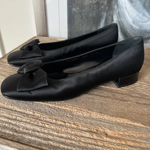 Salvatore Ferragamo Shoes Womens Size 9 Black Satin Bow Low Heel Slip On Italy - Picture 1 of 15