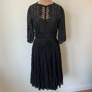Abito Anthropologie Beguile by Byron Lars Prairie crepuscolare nero pizzo bottoni davanti 2 - Foto 1 di 11