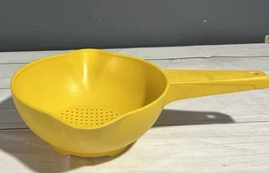 Tupperware #1200 Yellow 1 Quart Small Colander Strainer Double Spout Vintage - Picture 1 of 4