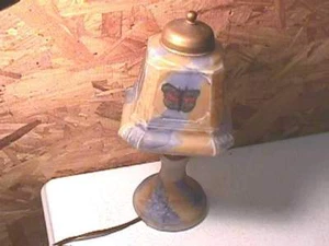 Lámpara de mesa antigua mariposa de vidrio pintado al revés - Imagen 1 de 4