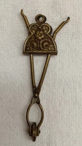 ANTIKER VIKTORIANISCHER DAMEN ROCKHEBER AUS MESSING MIT KORDELRING, FLORALES ROSENMUSTER - Bild 1 von 8