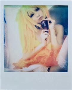 NOBUYOSHI ARAKI * Cosplay*POLAROID ORIGINAL VOM KÜNSTLER SIGNIERT & ZERTIFIZIERT - Picture 1 of 6