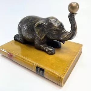 Bronze Elefant mit Ball sitzt auf einem Buch Buch Regal Dekor - Bild 1 von 4
