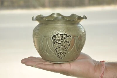 Maceta/Florero Vintage Metal Blanco Corte Jali Grabado Forma Única Foto 1 de 4