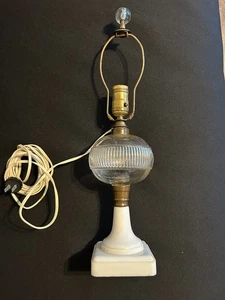 Vintage Öllampe aus Glas mit geripptem Gürtel und Milchglasfuß - funktioniert - Bild 1 von 6