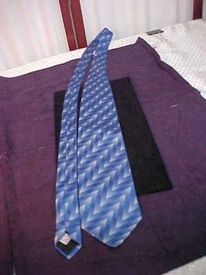 Corbata Alfani 100 % seda azul y plata diseño geométrico Foto 1 de 4