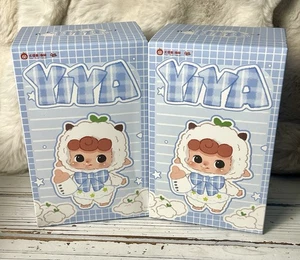 AUTHENTISCH Posten 2 Baby drei - YiYA Kindergarten Plüsch Anhänger Blindbox Bündel - Bild 1 von 6