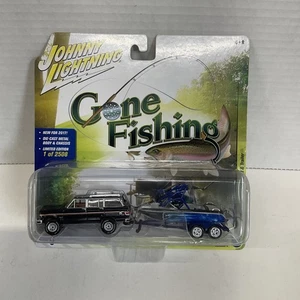 NEW Johnny Lightning Gone Fishing 1981 Jeep Wagoneer w/Boat & Trailer 2017 NEW - Picture 1 of 4