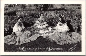 um 1940 "Grüße aus PANAMA" Echtfoto RPPC Postkarte 3 junge Damen / Mode - Bild 1 von 2