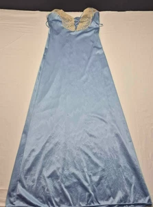 Vintage hellblau Nylon volle Länge Negligee Nachthemd mit Irovy Spitzenbesatz - Bild 1 von 15