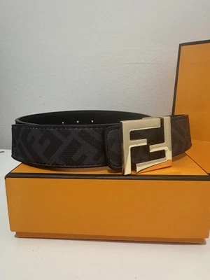 Cinto de couro preto feminino Fendi fivela dourada - Imagem 1 de 4