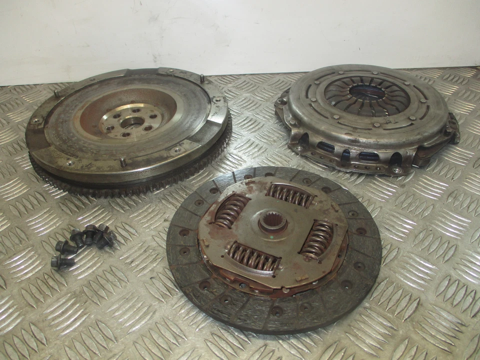 2015 Ford Fiesta 1.0 бензиновый Ecoboost YYJB. Маховик и сцепление 58K - Изображение 1 из 4