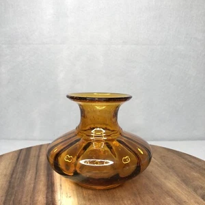 Jarrón de vidrio ámbar en cuclillas vintage lados acanalados 4 1/2" de alto x 5" de ancho soplado a mano - Imagen 1 de 6