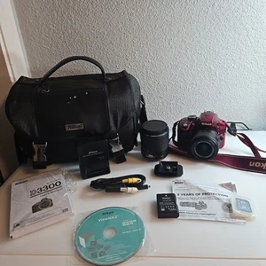 NIKON D3300 REFLEX DIGITALE 2 OBIETTIVO NIKKON 18-55mm e 55-200mm. Tappo batteria mancante - Foto 1 di 11