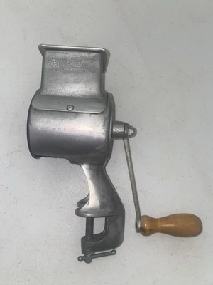 DE COLECCIÓN BERARDUCCI Bros. MCKEESPORT, PA ABRAZADERA DE MESA Montaje GRINDER RALLADOR DE QUESO Foto 1 de 4